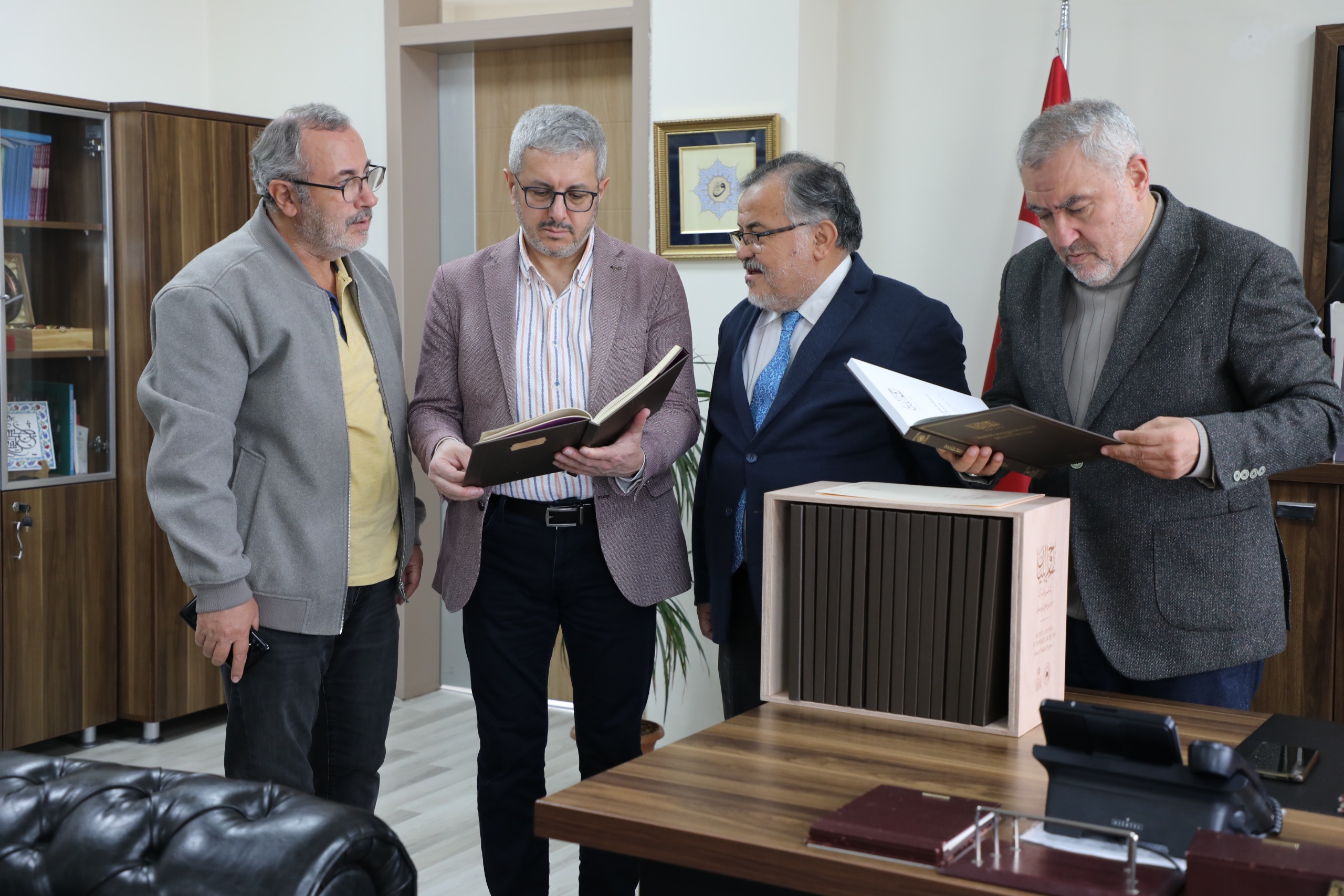 İsmail Hakkı Bursevî’nin Rûhu’l-Beyân Tefsirinin Tıpkıbasımı Fakültemiz Kütüphanesine Hediye Edildi